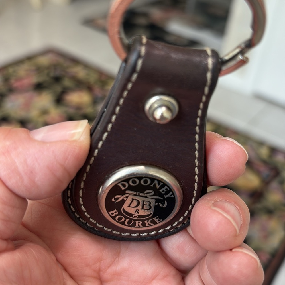 Dooney & Bourke Vintage Dark Brown Leather Key Holder with White Stitch Detail. - Picture 4 of 7